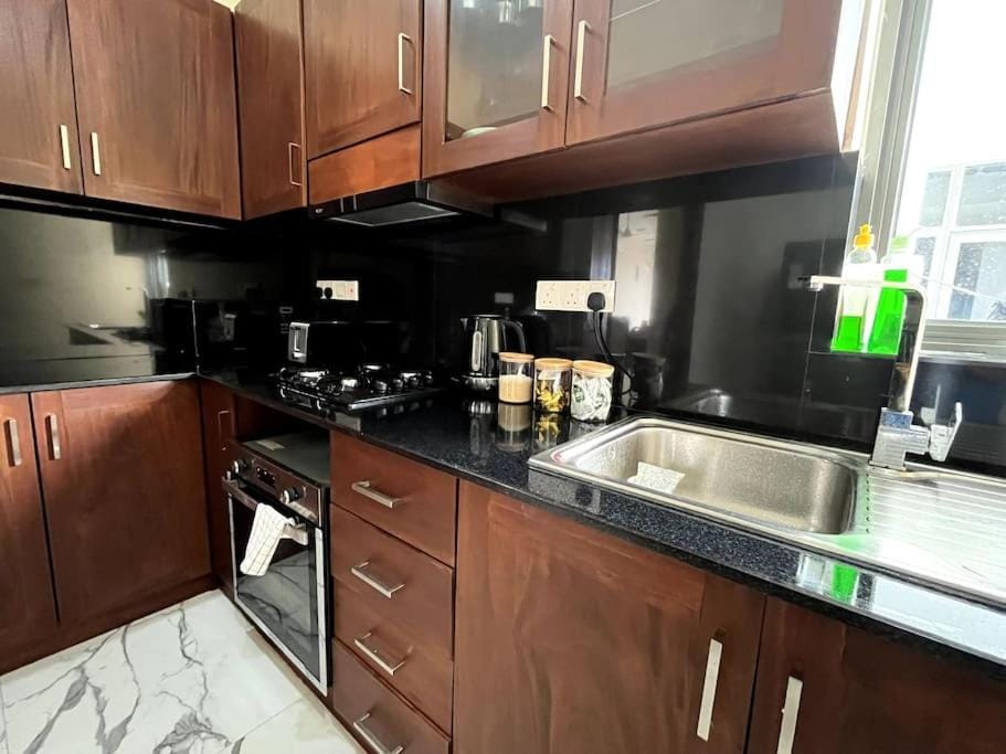 Coffee/tea facilities, Kitchen or kitchenette, stove, toaster