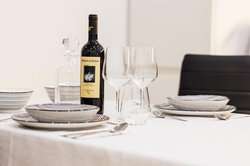 Food and drinks, Dining area, Food, Alcoholic drinks