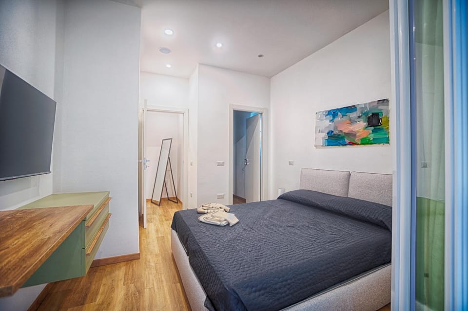 Bed, TV and multimedia, Bedroom