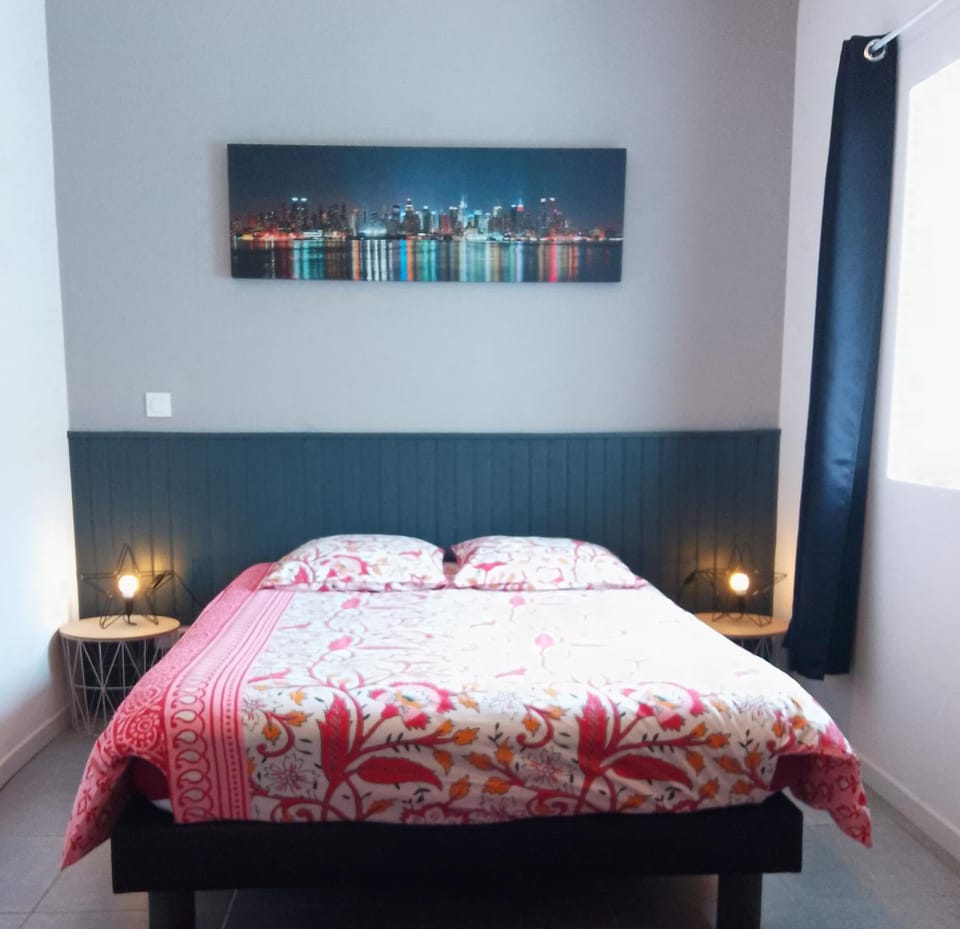 Photo of the whole room, Bedroom