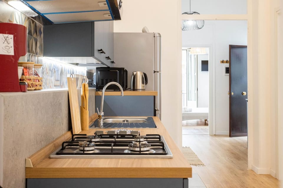 Coffee/tea facilities, microwave, stove, kitchen