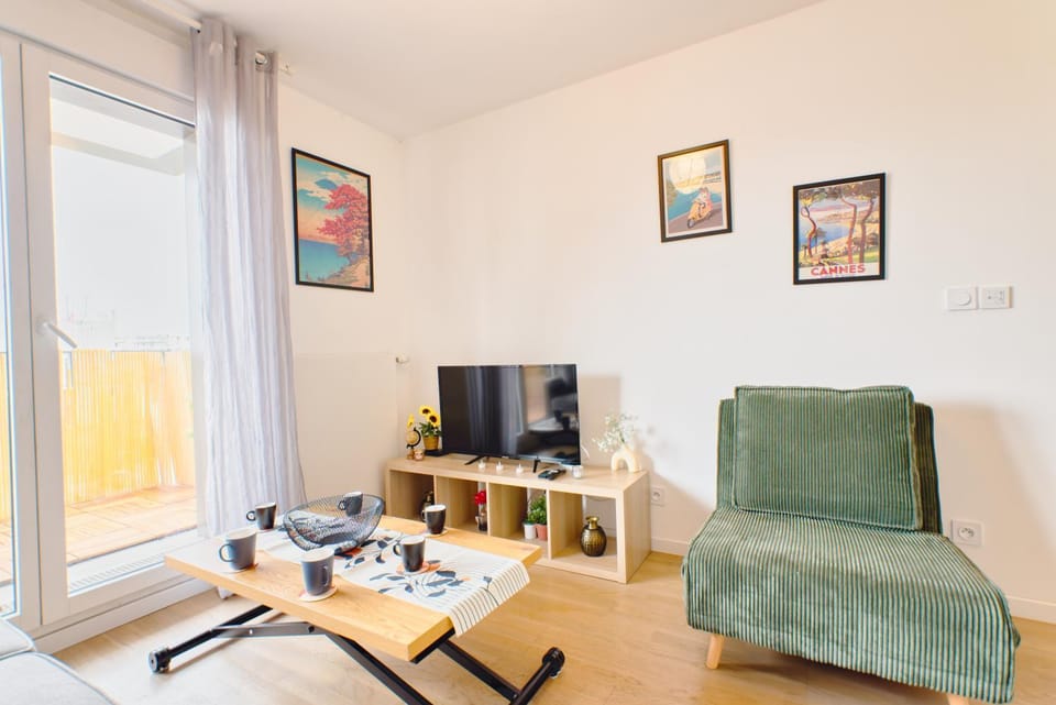 Communal lounge/ TV room, TV and multimedia, Living room