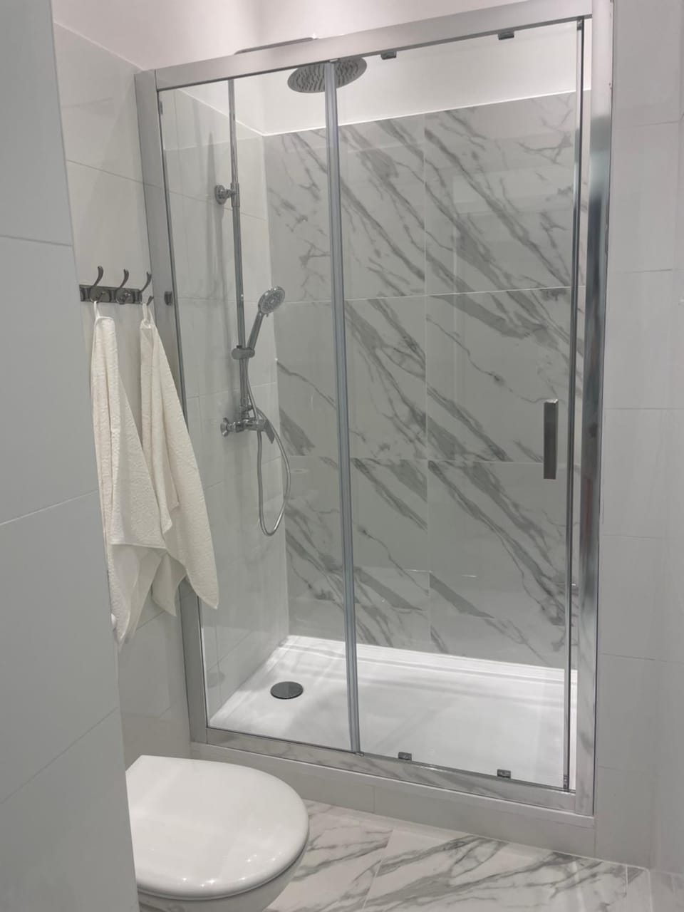 Shower, Toilet, Bathroom, towels