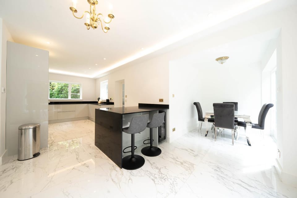 Kitchen or kitchenette, Living room, Seating area, Dining area