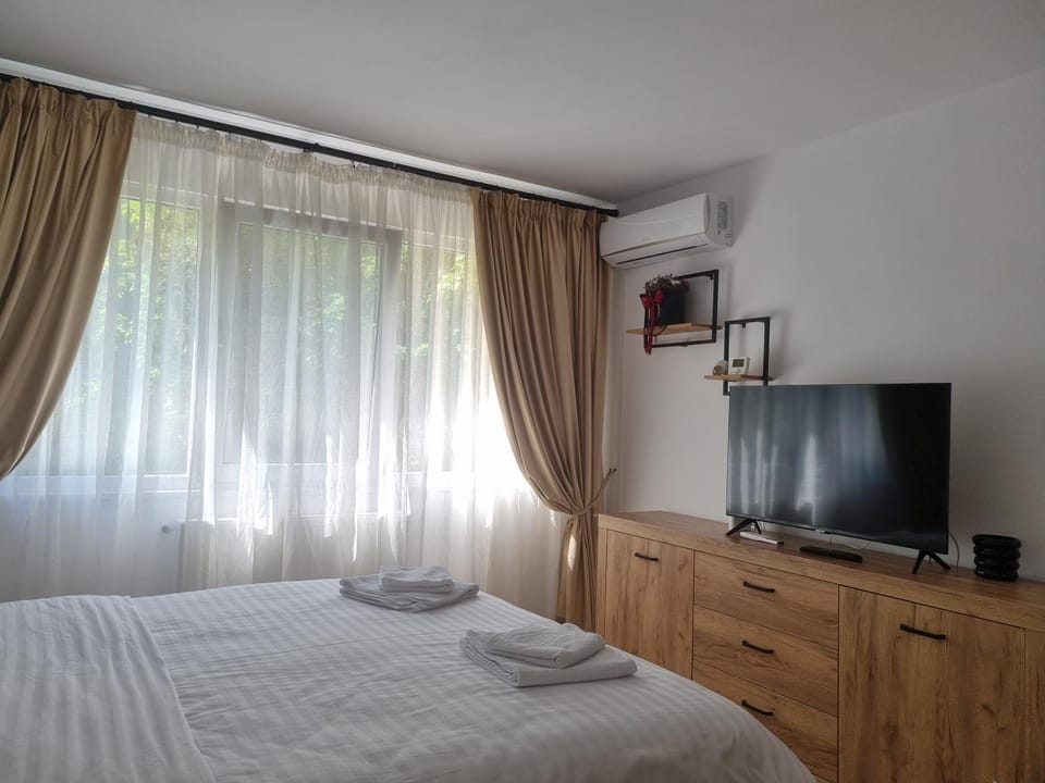 TV and multimedia, Photo of the whole room, Bedroom, air conditioner