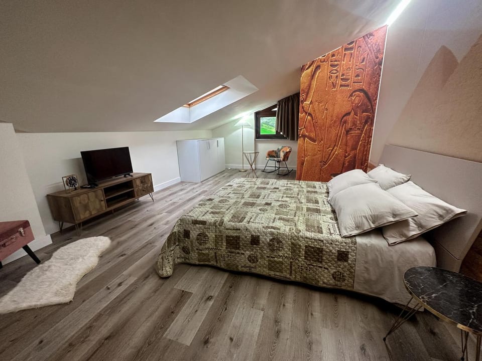 Bed, Photo of the whole room, Bedroom