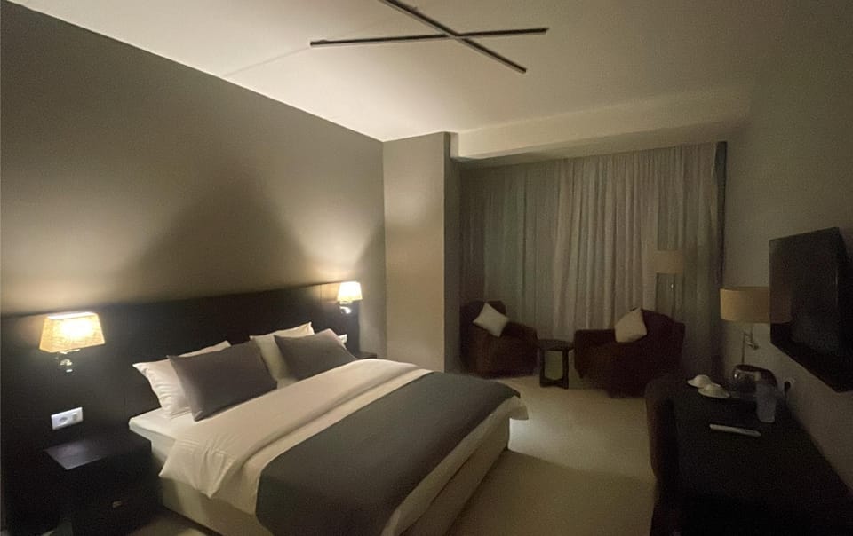 Bed, Photo of the whole room, Seating area