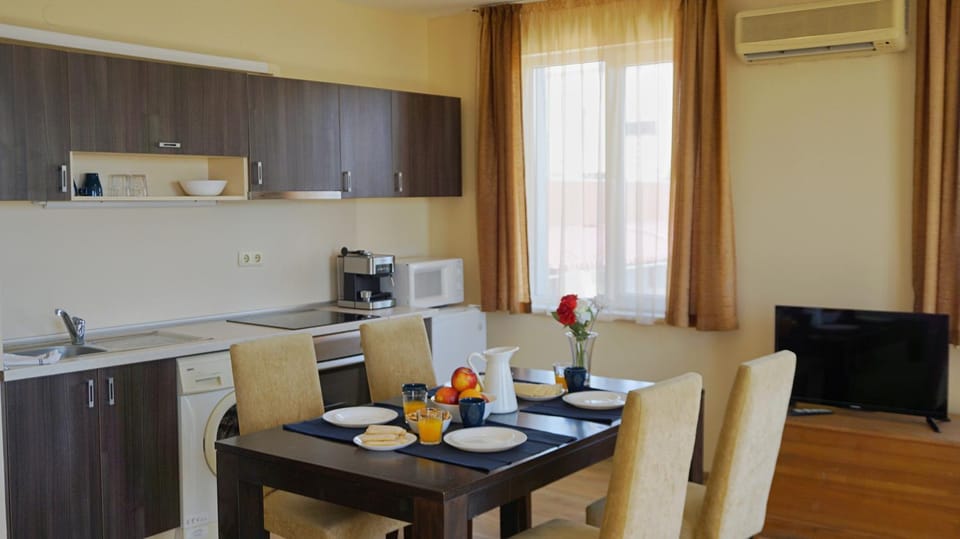 TV and multimedia, Coffee/tea facilities, Kitchen or kitchenette, Living room, Seating area, Dining area, oven, stove, toaster, air conditioner