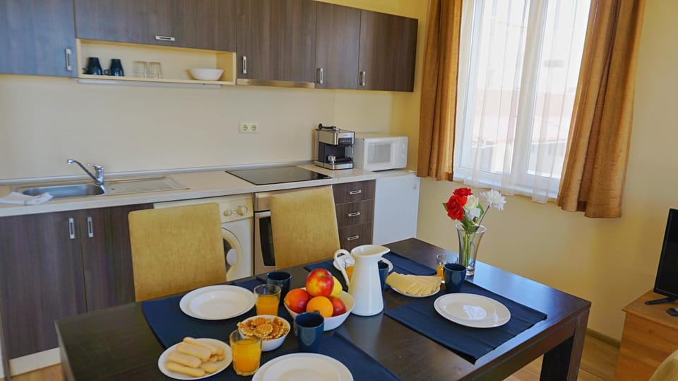 Coffee/tea facilities, Kitchen or kitchenette, Dining area, stove, toaster