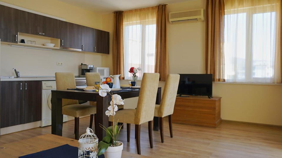 Kitchen or kitchenette, Living room, Seating area, Dining area, air conditioner