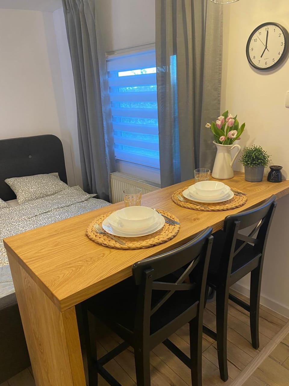 Bed, Photo of the whole room, Seating area, Dining area, Bedroom