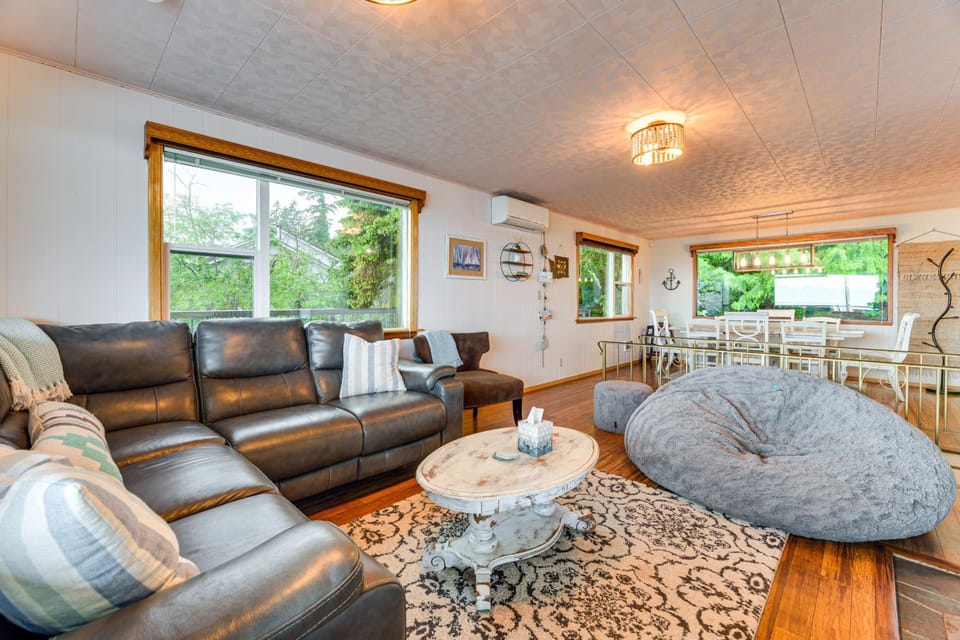 Beachfront Anderson Island Escape Rainier Views! House in Anderson Island