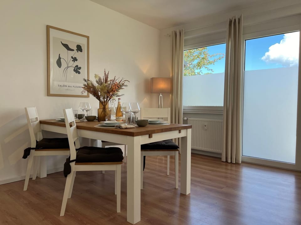 Seating area, Dining area