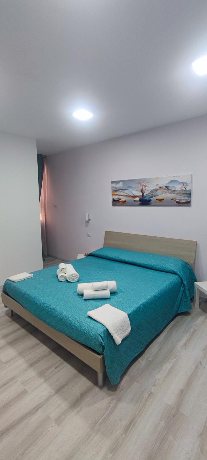 Photo of the whole room, Bedroom, towels