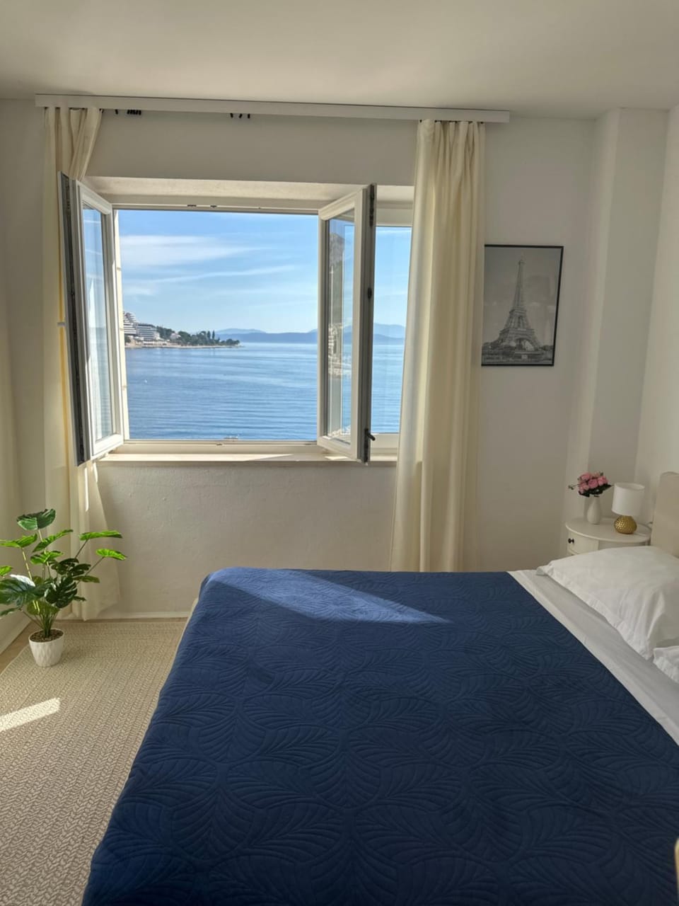 Bed, Bedroom, Sea view