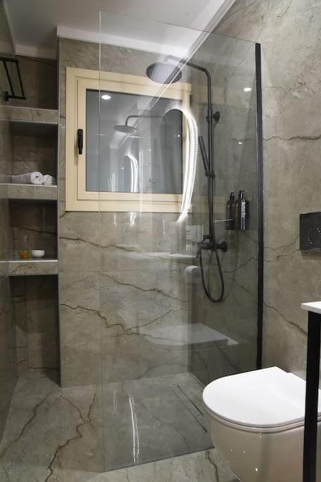 Elegant Central 2BR & 2 Ensuite Baths, Near Metro Apartment in Athens