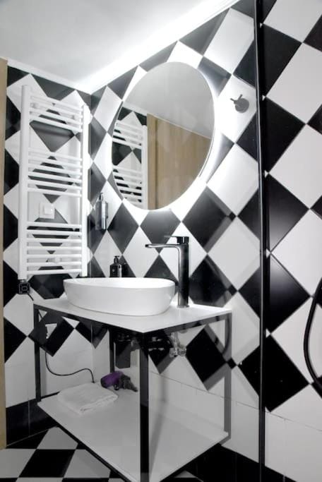 Elegant Central 2BR & 2 Ensuite Baths, Near Metro Apartment in Athens