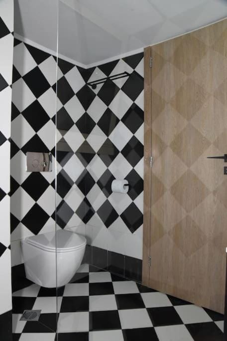 Elegant Central 2BR & 2 Ensuite Baths, Near Metro Apartment in Athens