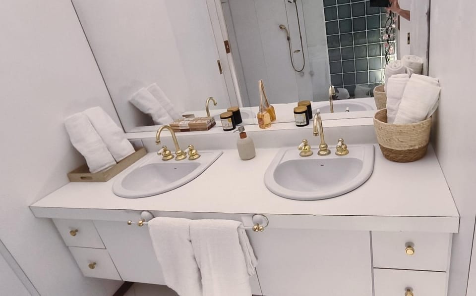 Bathroom, towels
