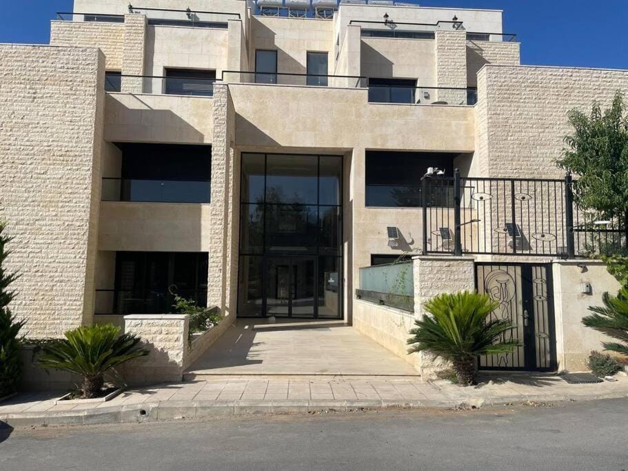 Elite Abdoun area, Amman, 2 Br, 5 guests Apartment in Africa