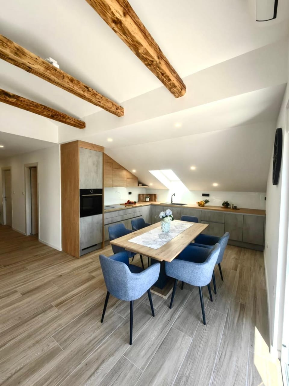 Kitchen or kitchenette, Seating area, Dining area