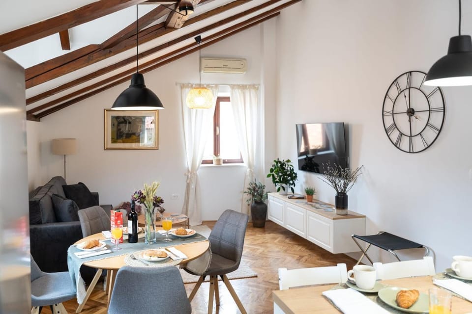 TV and multimedia, Living room, Food and drinks, Seating area, Dining area, Food, Drinks