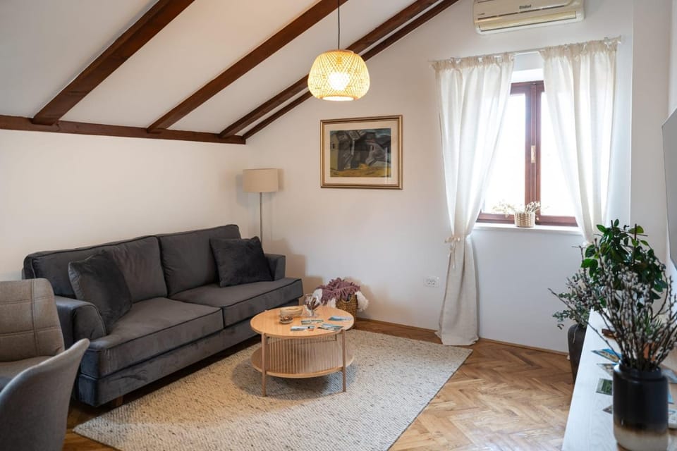 Living room, Seating area, air conditioner