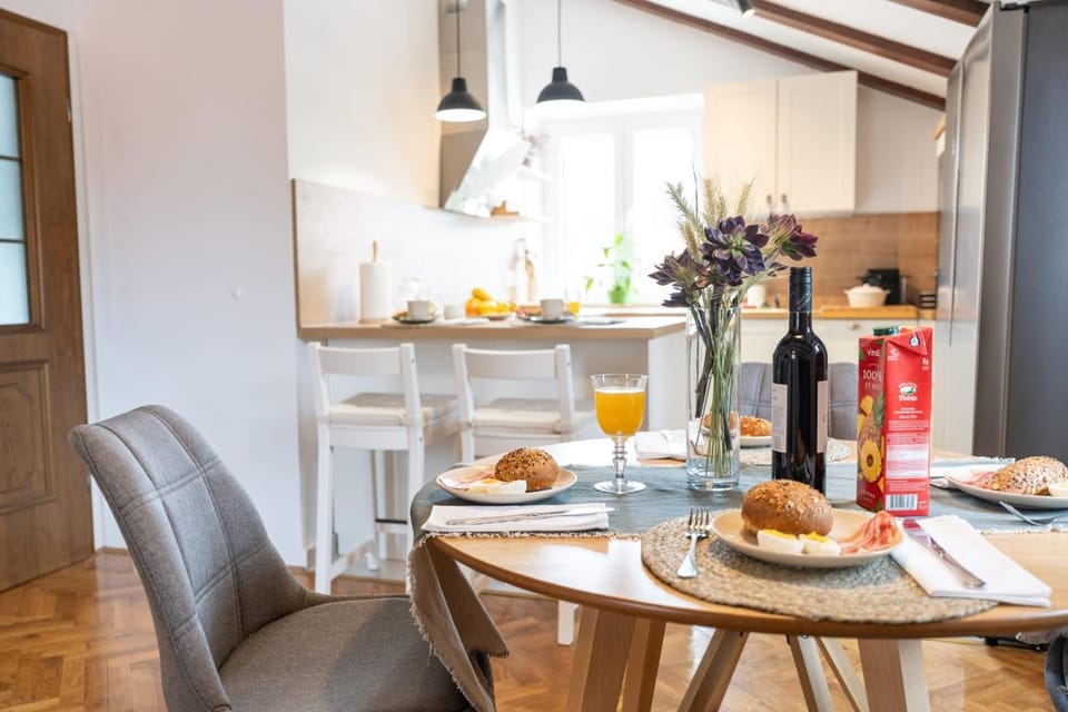 Living room, Seating area, Dining area, Food, Dinner, Drinks