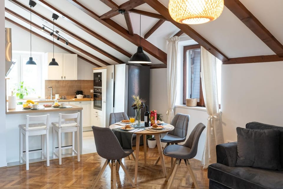 Kitchen or kitchenette, Living room, Food and drinks, Seating area, Dining area, Food, stove