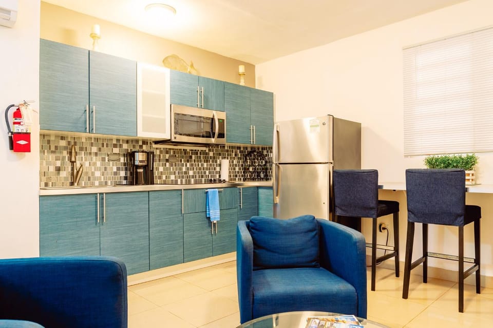 Kitchen or kitchenette, Living room, Seating area, Dining area