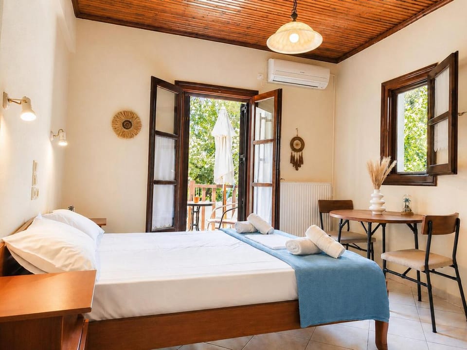 Bed, Photo of the whole room, Dining area, Bedroom, air conditioner
