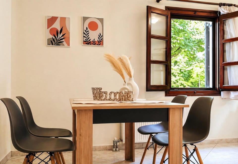 Property building, Decorative detail, Dining area, Family