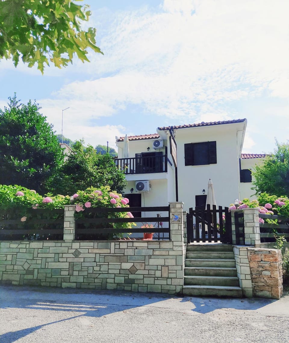 Property building, Garden, Other, On site, Guests, Garden view, Mountain view, Street view, Street view, Family, Inner courtyard view, air conditioner