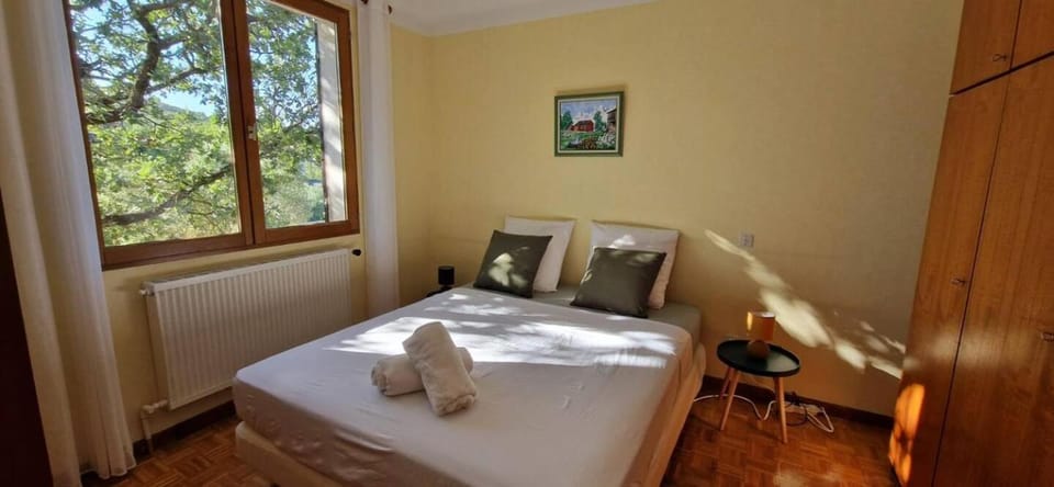 Bed, Photo of the whole room, Bedroom, towels