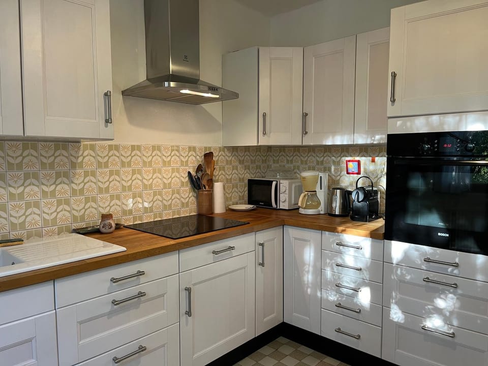 Coffee/tea facilities, Kitchen or kitchenette, stove