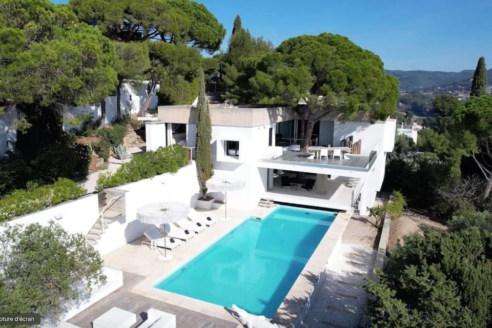 Property building, Balcony/Terrace, Mountain view, Pool view, Swimming pool, sunbed
