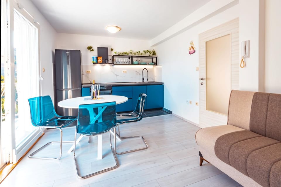 Kitchen or kitchenette, Living room, Seating area