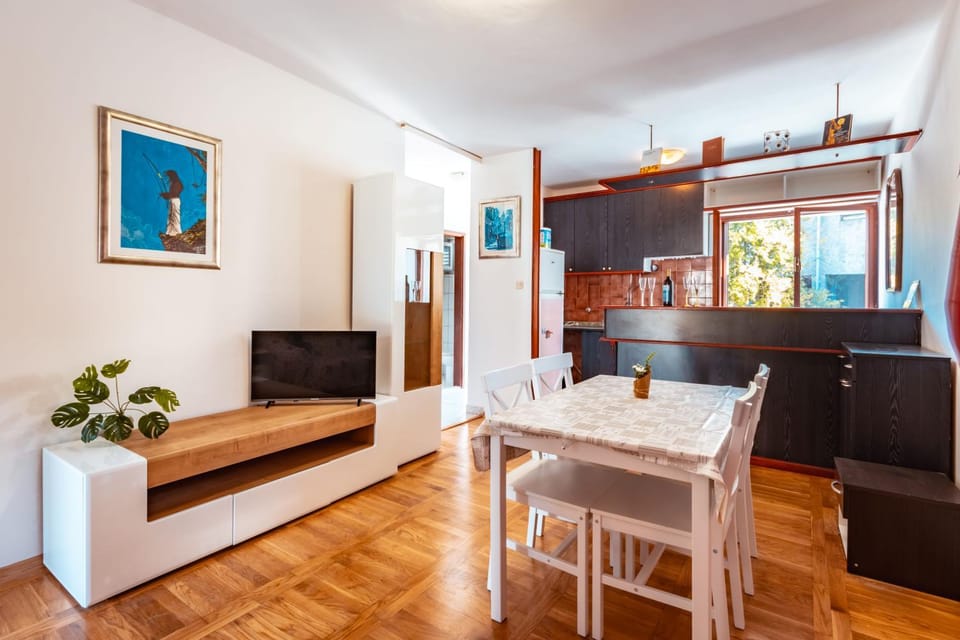 Communal lounge/ TV room, TV and multimedia, Kitchen or kitchenette, Living room, Seating area, Dining area