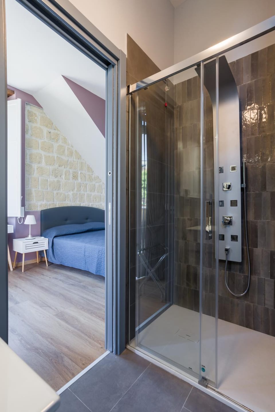 Shower, Bathroom, TV and multimedia