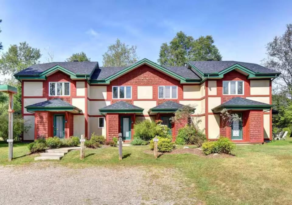 Tremblant Classic Chalet La Bête Golf Course House in Mont-Tremblant