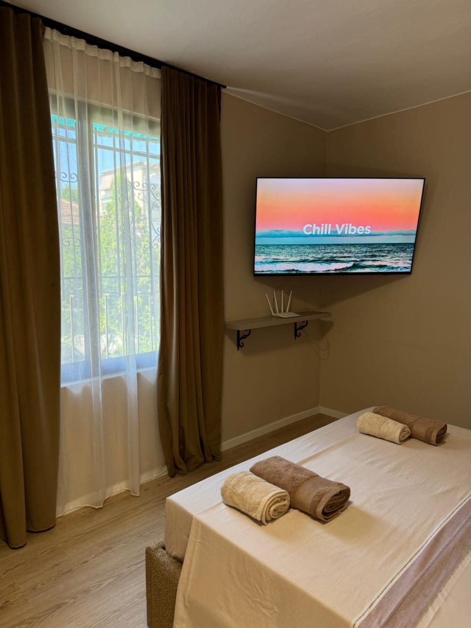 Bed, TV and multimedia, Photo of the whole room, Bedroom, towels