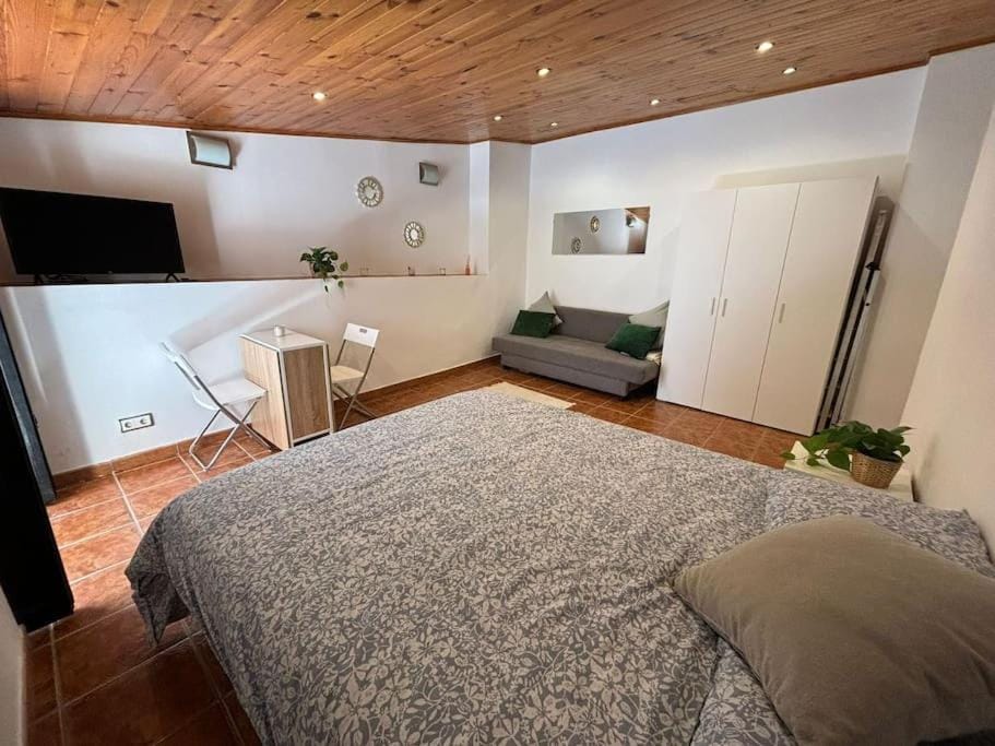 Bed, TV and multimedia, Photo of the whole room, Seating area, Bedroom, wardrobe