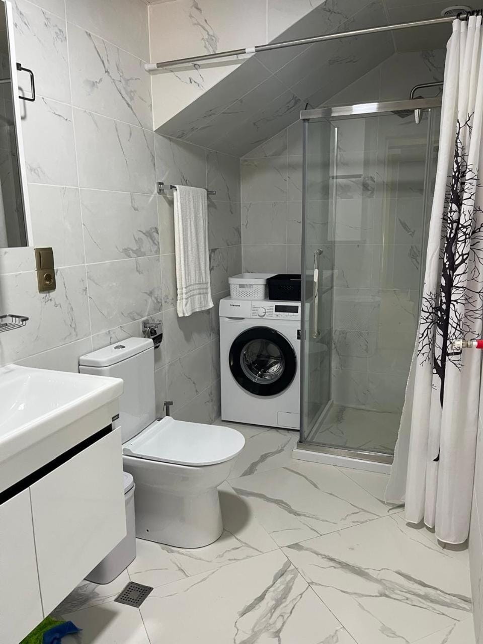 Shower, Toilet, Bathroom, towels, washing machine