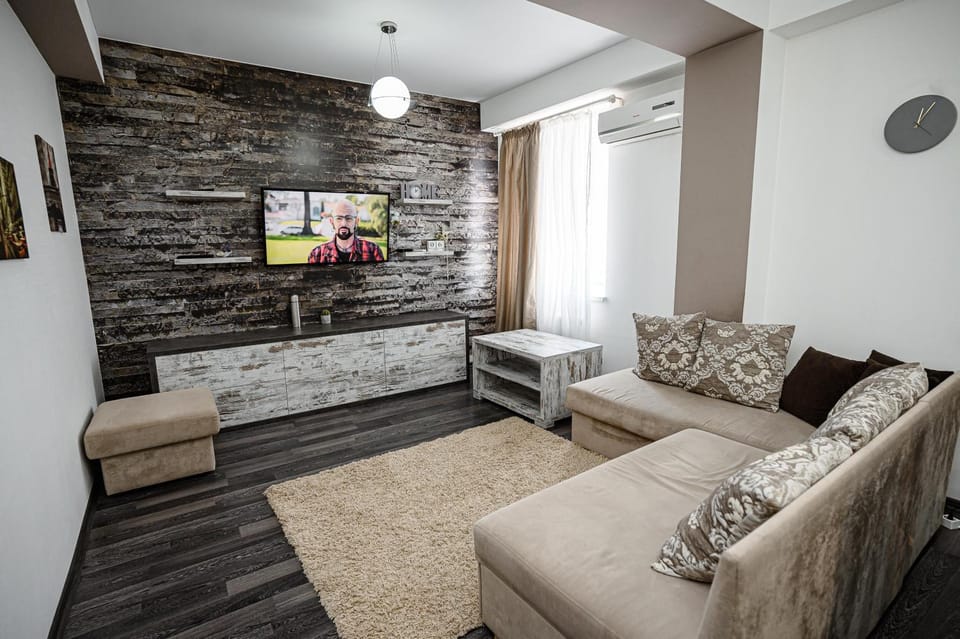 TV and multimedia, Living room, Seating area, air conditioner