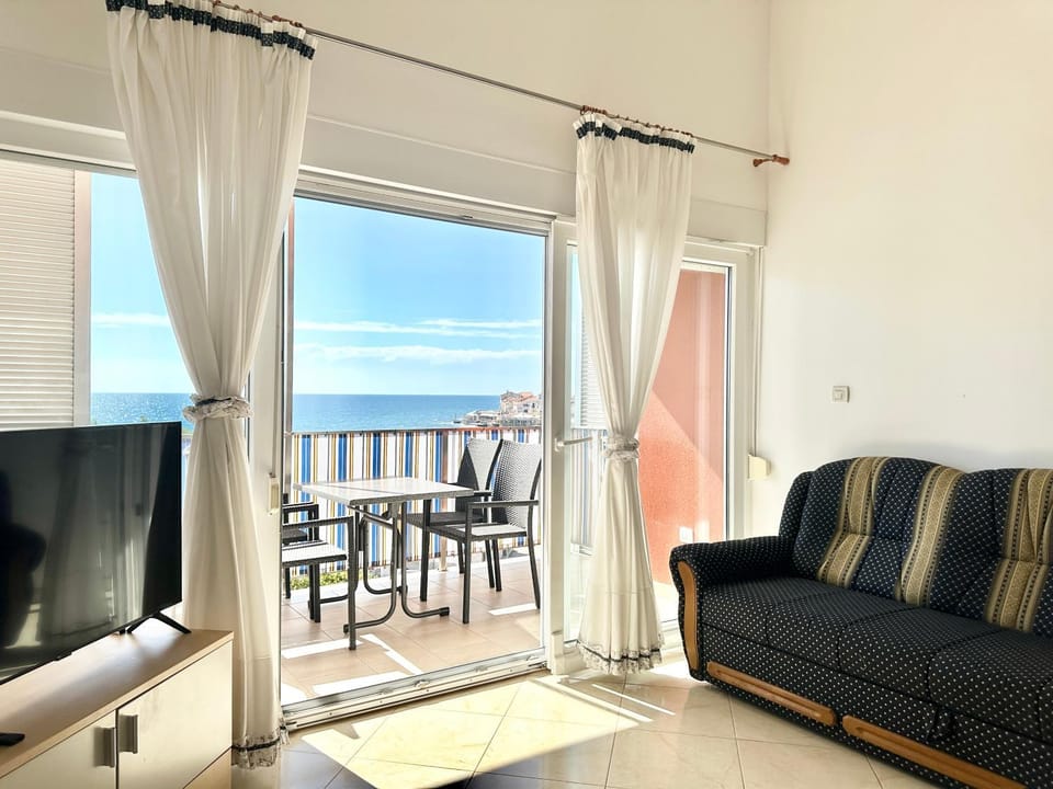 View (from property/room), Balcony/Terrace, Living room, Sea view