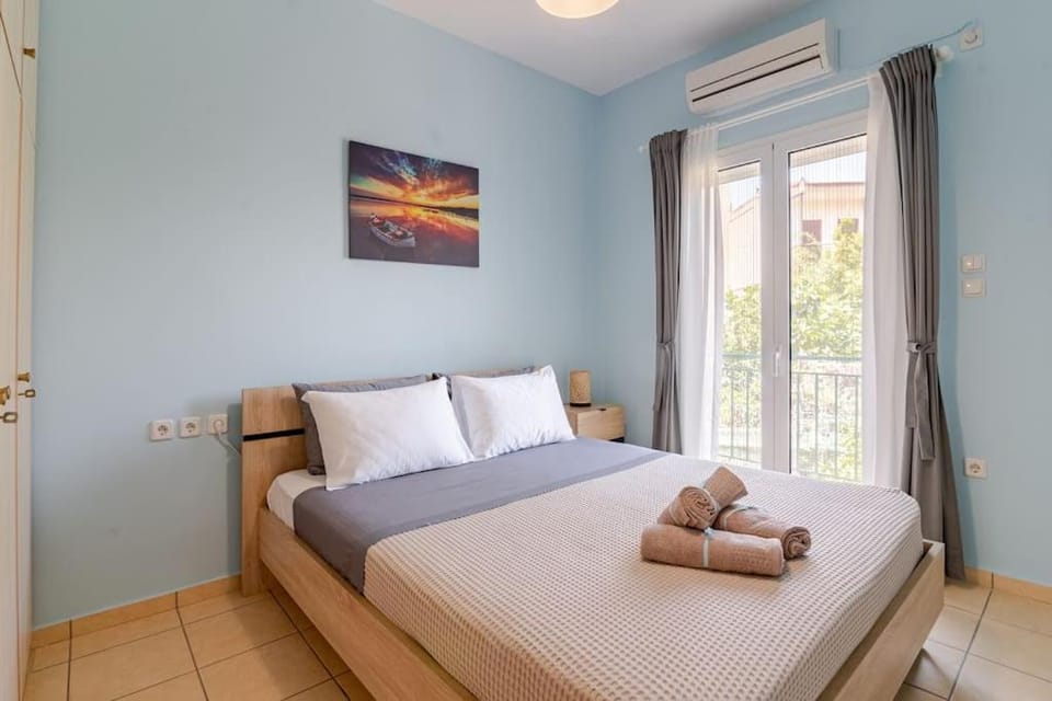 Bed, Balcony/Terrace, Photo of the whole room, Bedroom, towels, air conditioner