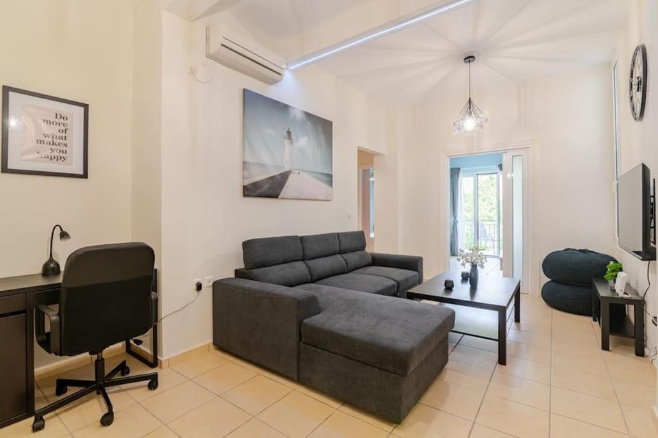 TV and multimedia, Living room, Seating area, air conditioner