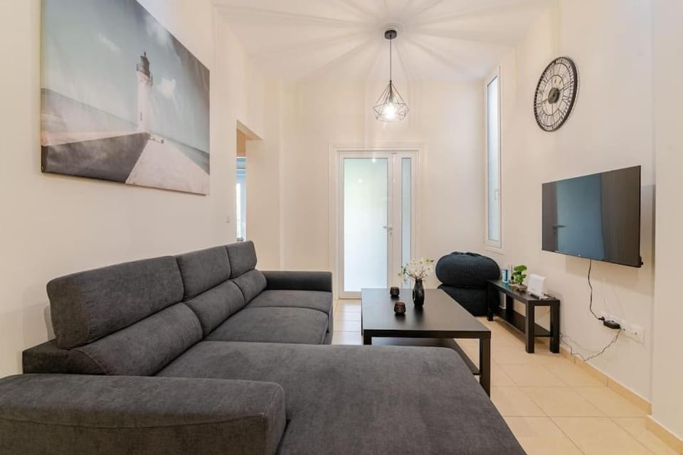 Communal lounge/ TV room, TV and multimedia, Living room, Seating area, Evening entertainment, air conditioner