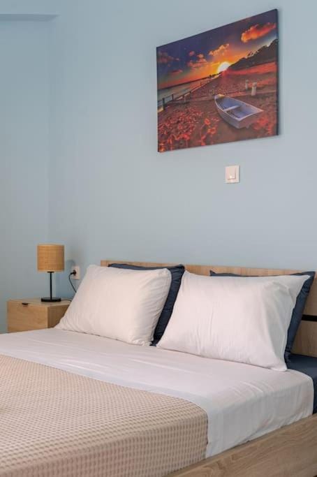 Bed, TV and multimedia, Balcony/Terrace, Decorative detail, Bedroom, air conditioner
