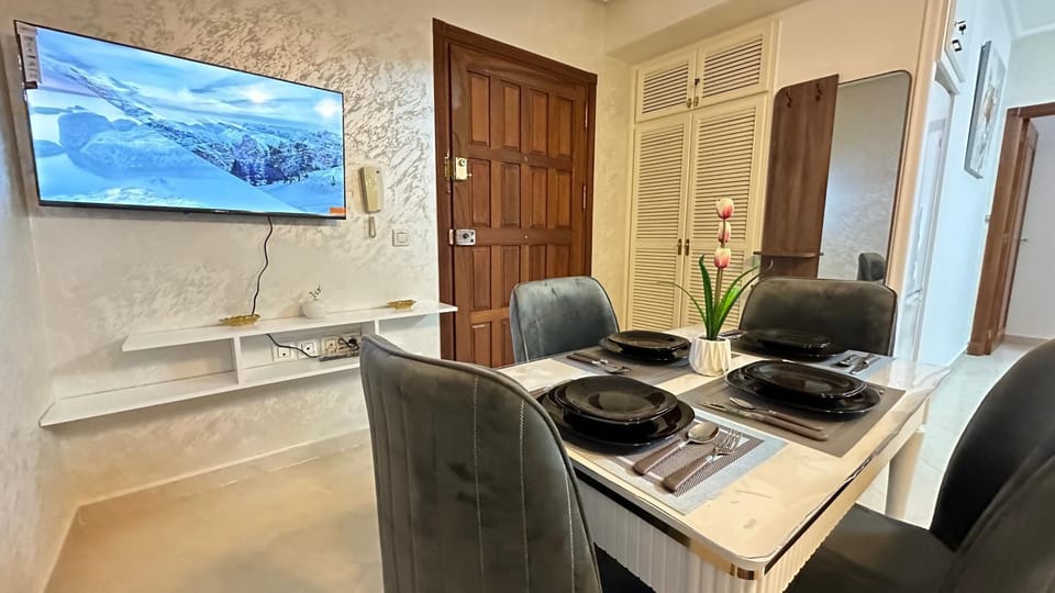TV and multimedia, Seating area, Dining area